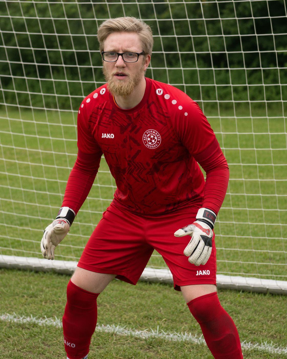 Dennis als Torwart in Grundstellung im Tor