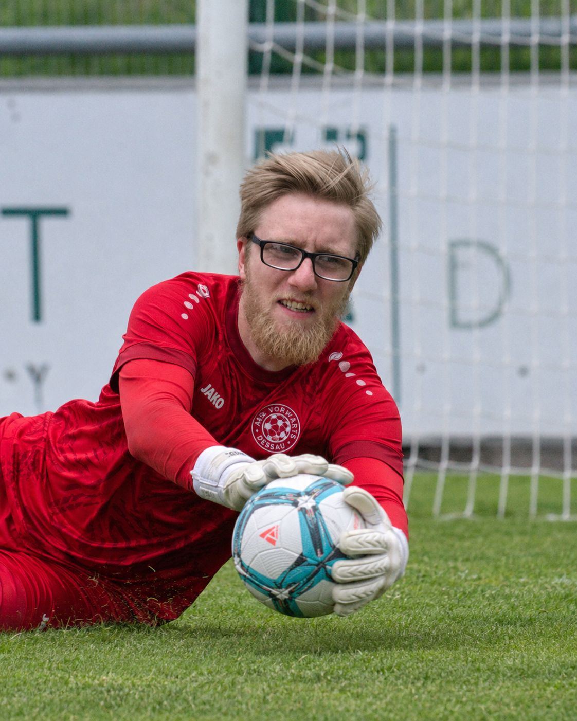 Dennis hält als Torwart einen Ball, Flugparade