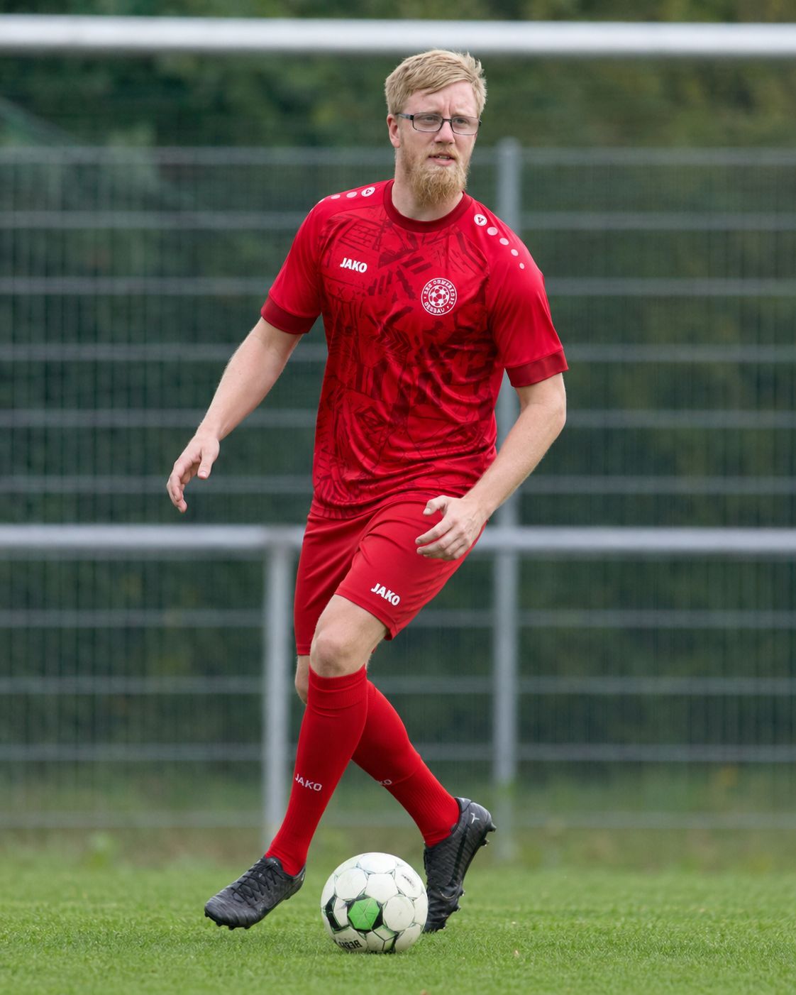 Dennis am Ball im roten Trikot der ASG Vorwärts Dessau